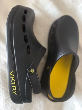 NWOT: VKTRY Performance Recovery Clogs Cushioned EVA with Carbon Fiber Stability
